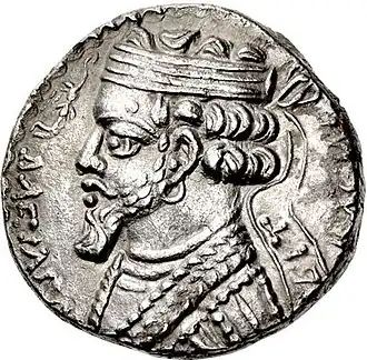 Munt van Phraataces, koning der Parthen, die enkele jaren regeerde rond het begin van de jaartelling. Zijn oorbel is op de munt duidelijk te zien.