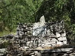 Gedenkteken langs bergpad richting Courmayeur.