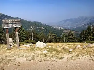Zicht vanaf de col richting het meer van Calacuccia, bordje van de Mare a mare op de voorgrond