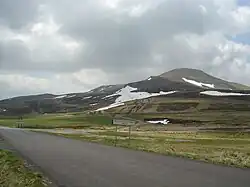 De col ligt aan de voet van de Roc de Cuzeau