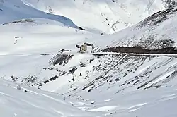 Zicht op de besneeuwde en afgesloten bergpas vanaf het oosten in april