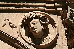 medaillon in de kloostergang