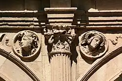 medaillons in de kloostergang