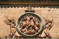 medaillon boven het hoofdportaal