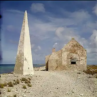 Obelisk als scheepsbaken naast een hut bij het Pekelmeer, 1964