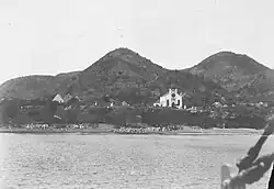 Kerkgangers wachtend op de boot bij Westpunt (ca. 1905)