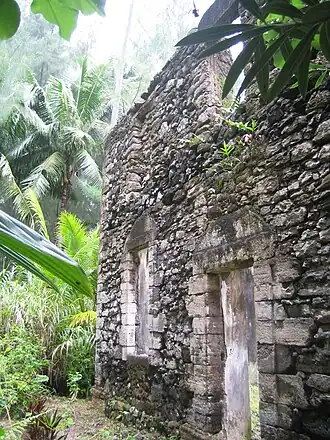Ruine van de eerste middelbare school (collège) van Polynesië.