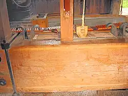 De laad met in het midden aan het touw de losbeitel