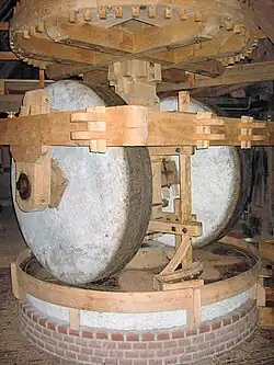 Doodbed met kantstenen en steenwiel