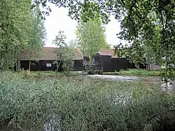 Noordkant Rechts: korenmolen; links: oliemolen