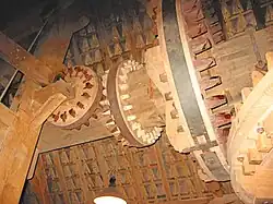 Wentelas met krans en overwerker voor de aandrijving van het roerwerk bij de vuister