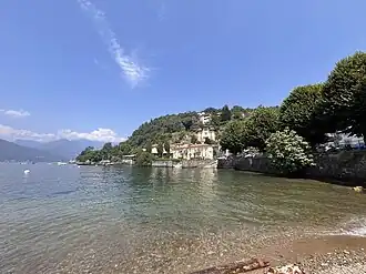 Colmegna, gezien vanaf een klein strandje bij Colmegna.