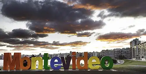 Montevideo, Uruguay, met wisselende thema's; regenboogversie uit 2015.