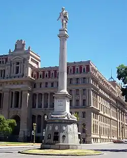 Zuil ter nagedachtenis aan Juan Lavalle, door de Italiaanse kunstenaar Pietro Costa. Plaza Lavalle, Buenos Aires, Argentinië.