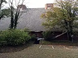 Vanaf het oosten gezien, zijingang