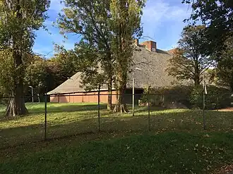 Zuidkant van de bunker, ogenschijnlijk een boerderij