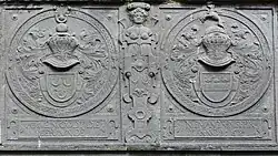 Het blazoen boven het portaal