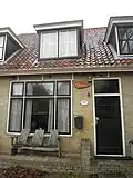 Eenvoudige woning onder hoog zadeldak