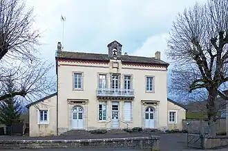 Gemeentehuis en school