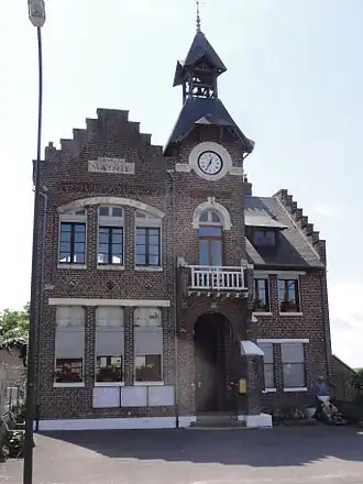 Gemeentehuis en school