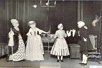 Scène uit "De Herbergierster" (blijspel van Carlo Goldoni) door Comoedia. V.l.n.r. Mien van Kerckhoven-Kling, P. Schumacher, Greta Lobo, Dirk Verbeek