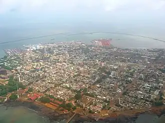 Luchtfoto van de stad Conakry (6 mei 2005).