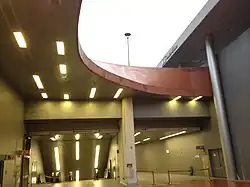 In het atrium, links de (rol)trappen naar de verdeelhal, rechts de tunnel naar de noordelijke ingang.