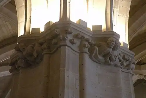 Idem, gebeeldhouwd kapiteel
