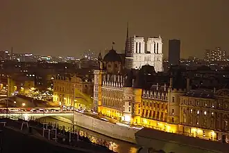 Conciergerie (voorgrond) met Notre-Dame (achtergrond)