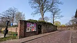 Muur langs de Asjkenazische begraafplaats (midden) en de Sefardische begraafplaats (rechts in de verte)