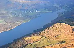Coniston ligt bij het noordelijke uiteinde van Coniston Water