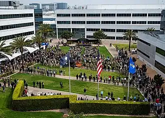 U.S. Space Force luitenant-generaal Philip Garrant, commandant van Space Systems Command, speecht voor het personeel van de eenheid op Los Angeles Air Force Base in El Segundo, Californië