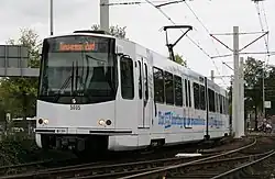 Sneltram in reclame‑uitvoering.