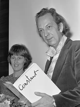 Constant Nieuwenhuijs ontvangt David Roëllprijs (1974) Naast hem zijn derde echtgenote, Nel