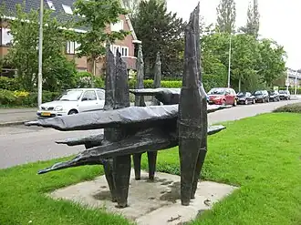 In de middenberm van de Keizer Karelweg staan verscheidene beelden waaronder deze constructie van Robert Maingay