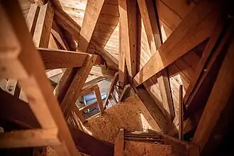 De houten constructie van de torenspits.