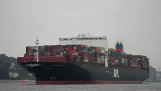 APL Raffles verlaat de haven van Hamburg