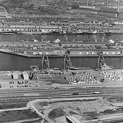 Prinses Christinahaven (voorgrond) en Prinses Beatrixhaven (midden), begin jaren 1970