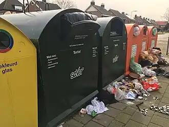 Groene containers waar mensen textielafval in kunnen deponeren