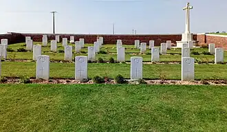 Overzicht met Cross of Sacrifice