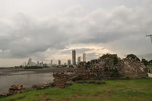 Het contrast van oud en nieuw in Panama-Stad