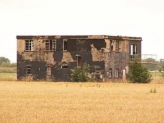 Vervallen verkeerstoren van een luchtmachtbasis uit WO II nabij Catfield
