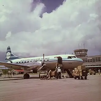 ALM toestel op luchthaven Prinses Juliana in Sint Maarten (1964)