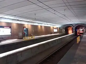 Een sneltram verlaat Convention Center station