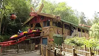 Achtbaan Halvar waar de trein het station komt uitgereden welk naar de style van Wickie de Viking is gethematiseerd.