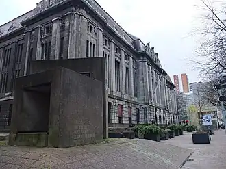 De Nooduitgang (op de voorgrond) in 2015