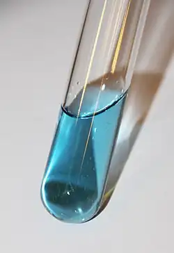 Coomassie opgelost in isopropanol is helderblauw gekleurd