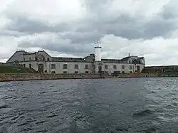 Kazernegebouw met vuurtoren