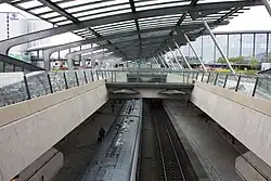 De tunnelbak met glazen overkapping.