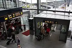 Een van de hellingbaan paren in de stationshal.